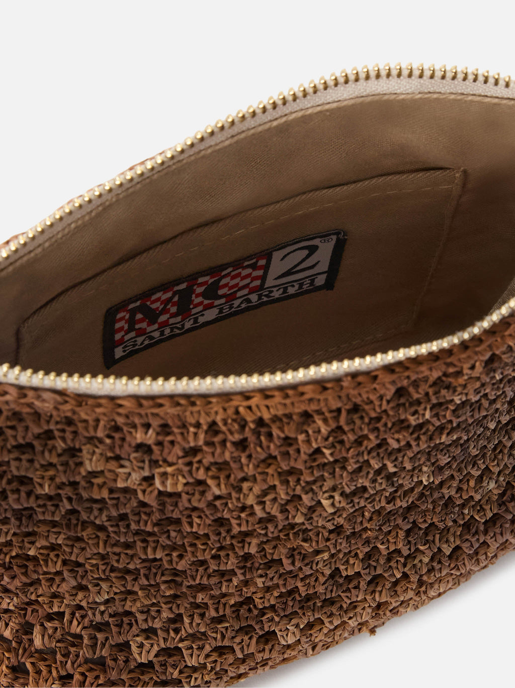 Pouch in rafia intrecciata marrone con logo ricamato